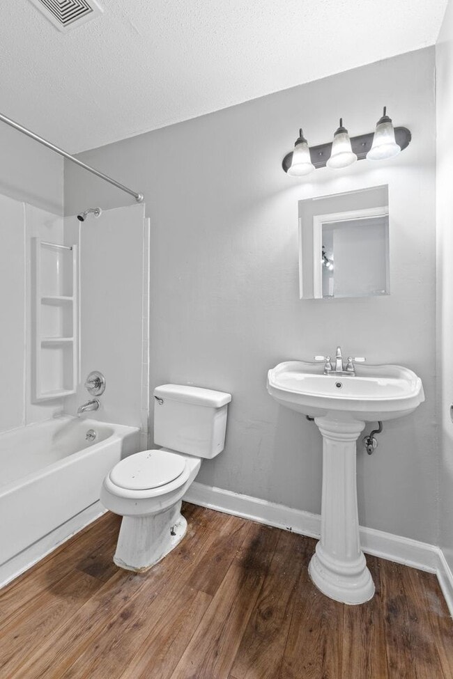 Foto del edificio - 3528 E Fall Creek Pkwy N Dr