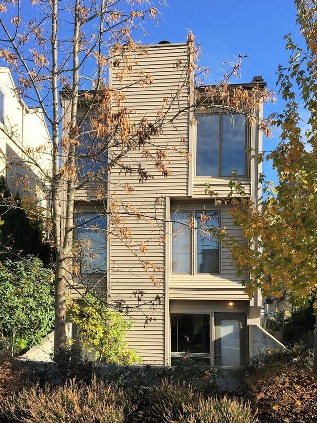 Building Photo - 1628 42nd Ave E