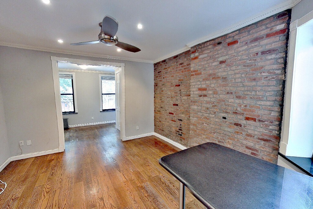 Building Photo - 325 E 5th St