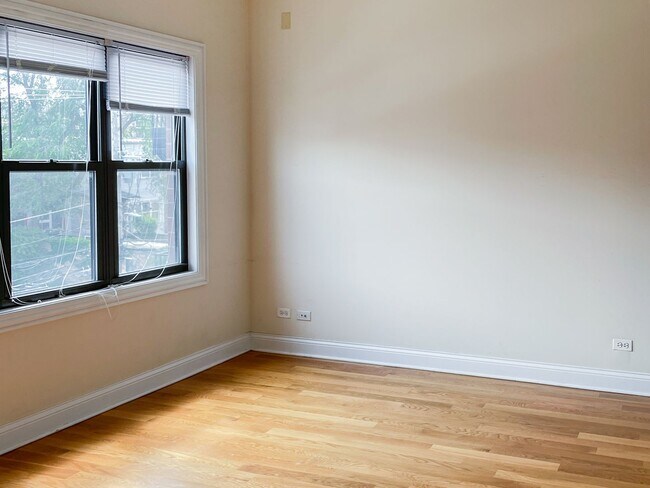 Foto del edificio - 3229 N Kenmore Ave
