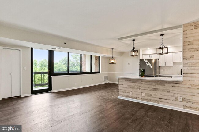 Building Photo - 1805 Crystal Dr