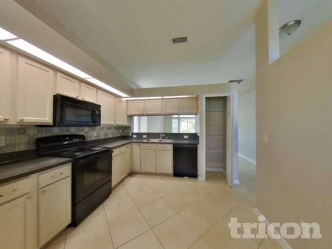 Foto del edificio - 12740 Black Angus Dr