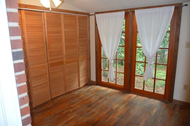 Landry Room - 145 Belmont Rd