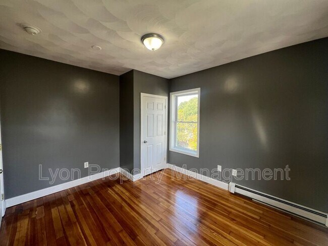 Building Photo - 156 Pleasant St
