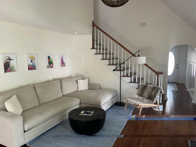 Building Photo - Furnished Mid-Term Rental 1-3 months.  ---...