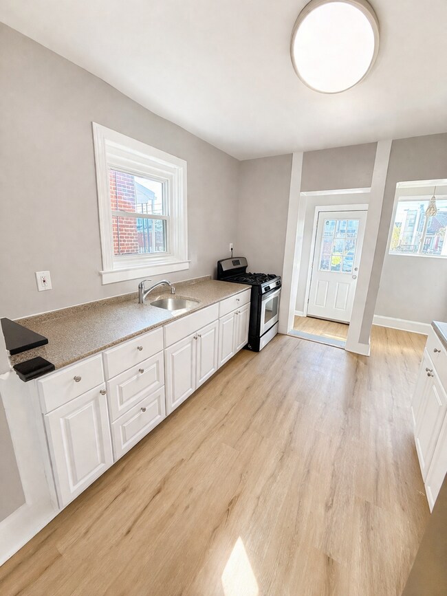 Foto del edificio - Beautifully Modern 3BR Townhome | Finished Basement | Fenced Yard | Baltimore