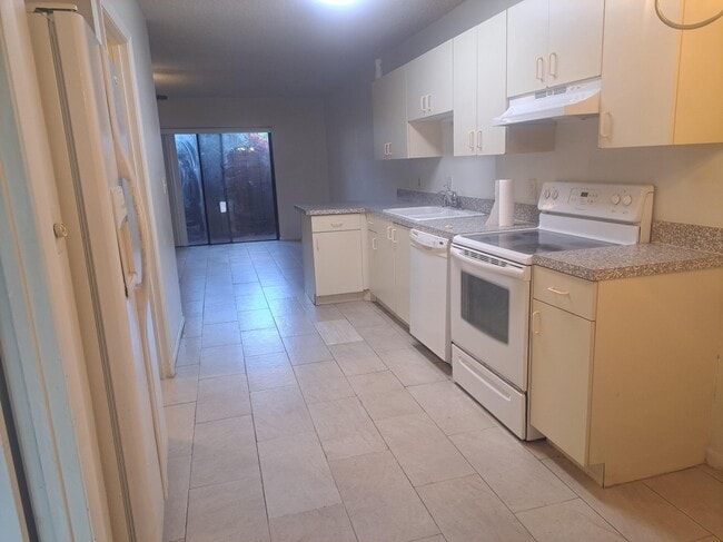 Building Photo - 2050 Oleander Blvd