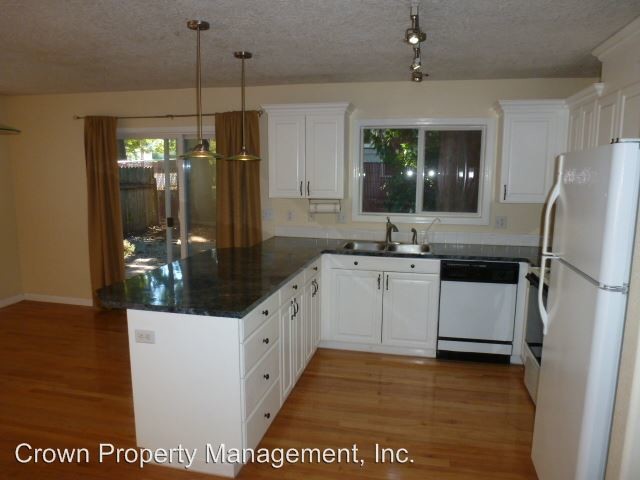 Building Photo - 3 br, 1 bath House - 475 Madrona Ave S