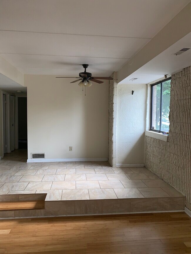 Sala de estar de dos habitaciones en Edmond Square - EDMOND SQUARE