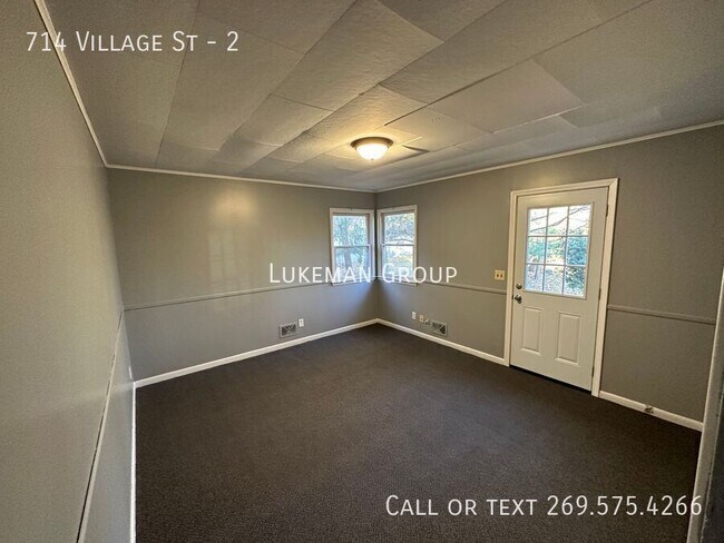 Building Photo - 714 Village St