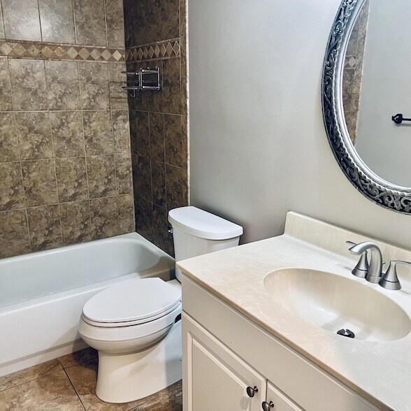 Building Photo - 530 SW Prima Vista Blvd