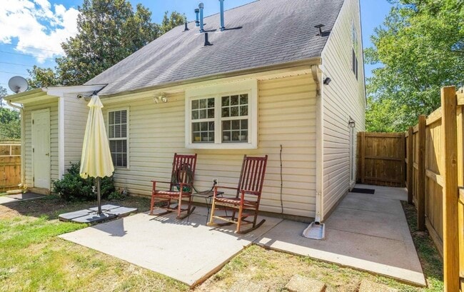 Foto del edificio - 100 Glenlea Ln