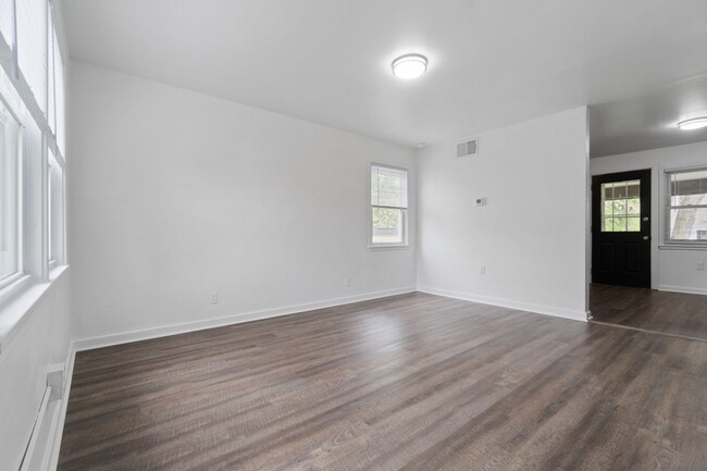 Foto del edificio - Newly Renovated 2-Bedroom Townhouse
