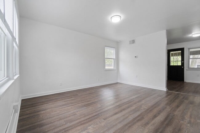 Building Photo - Renovated 2 Bedroom Townhome!