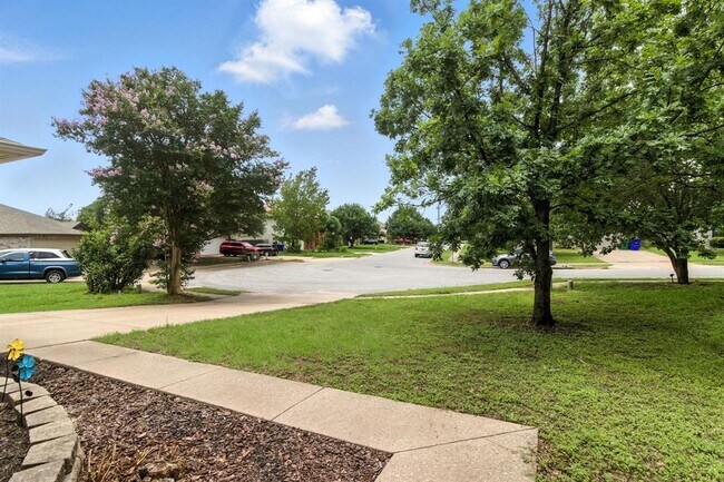 Foto del edificio - 2402 Glen Field Dr