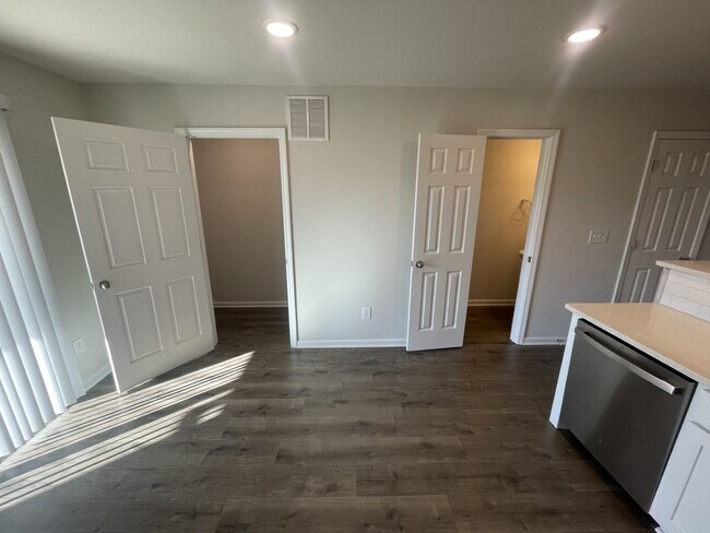 Building Photo - 1007 Peony Ln