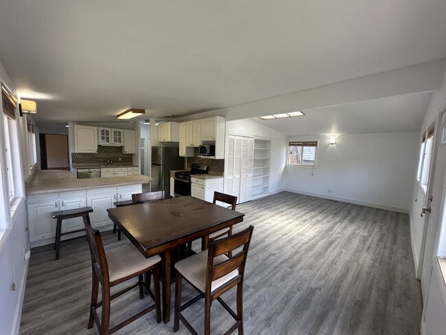 Building Photo - 705 Palisade Dr