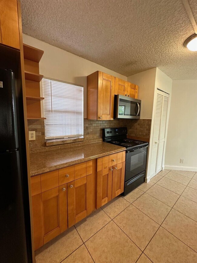 Foto del edificio - 8135 Sunrise Lakes Blvd
