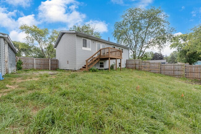 Building Photo - 223 Valley Dr