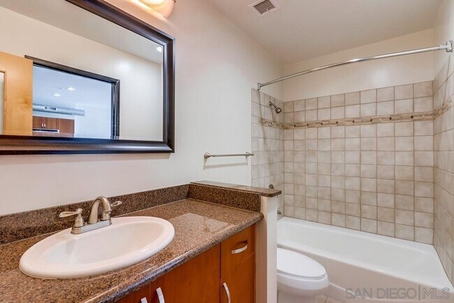 Foto del edificio - 2 bedroom downtown, 2 bath and 2 parking s...