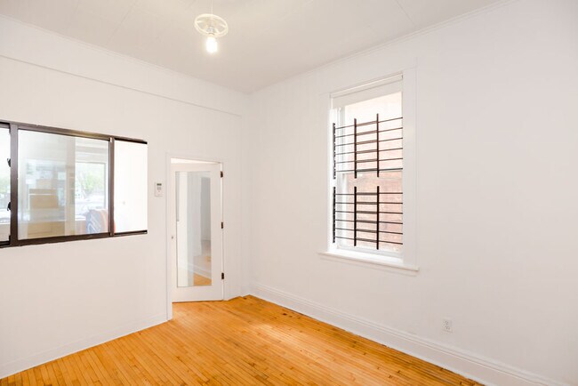 Building Photo - 2557w W Fullerton Ave