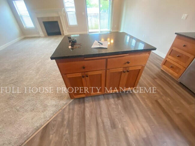 Building Photo - Gorgeous 3 Bed/ 2 Full Bath Home Built in ...