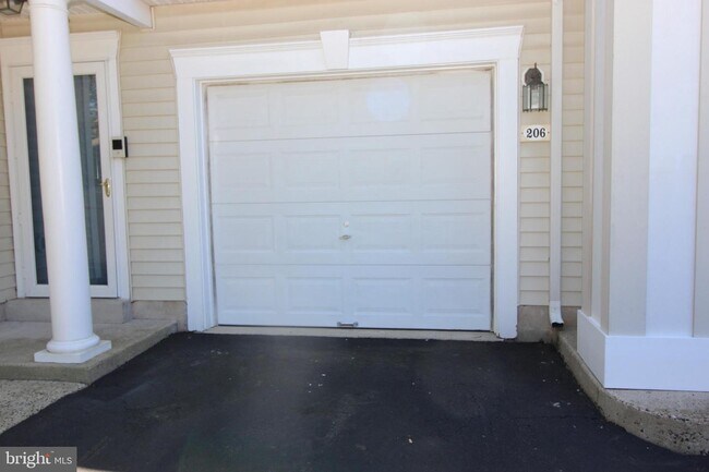 Building Photo - 205 Willowoak Ct