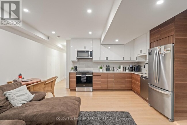 Building Photo - 31 Commanda Wy