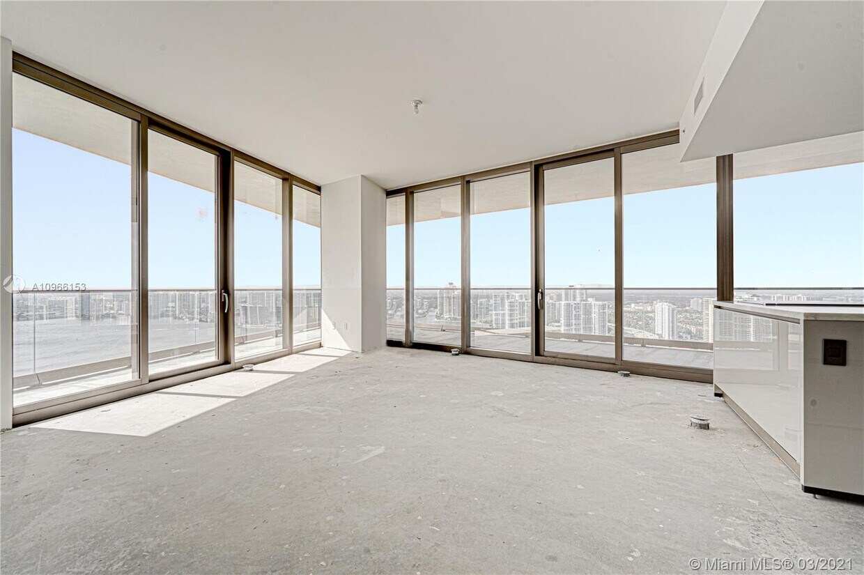 Foto principal - 18975 Collins Ave