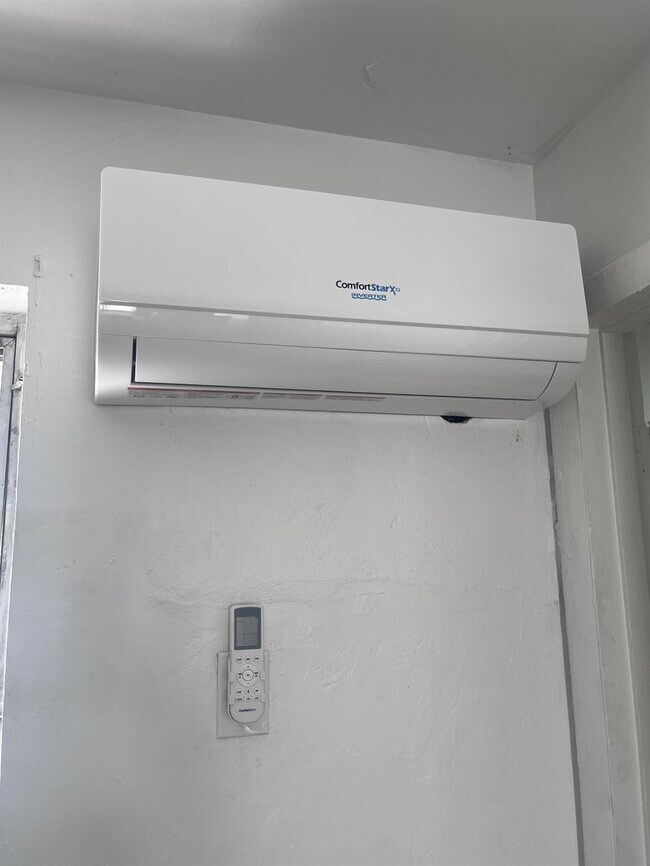 Foto del edificio - 598 Douglas Rd