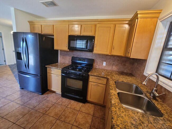 Building Photo - Single Story 3 bed 2 bath - close to the b...