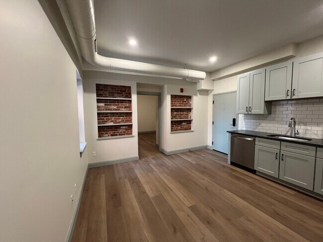 Building Photo - 160 Seabury St