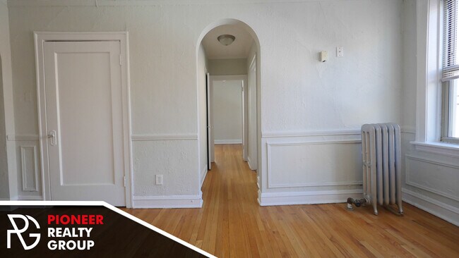 Building Photo - 544 W Surf St