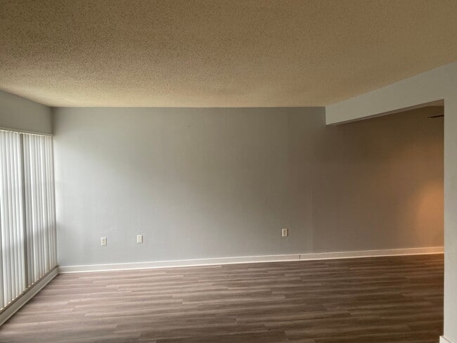 Building Photo - * MOVE IN SPECIAL * 1/2 OFF 2ND MONTH'S RENT!! Spacious 1,226 SF Unit - 2 bd / 2 ba near UF - Bra...