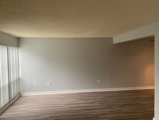 Foto del edificio - * MOVE IN SPECIAL * 1/2 OFF 2ND MONTH'S RENT!! Spacious 1,226 SF Unit - 2 bd / 2 ba near UF - Bra...