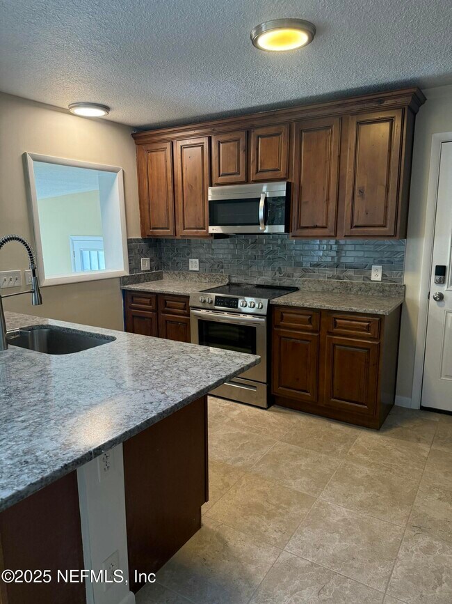 Foto del edificio - 7440 Greenway Dr