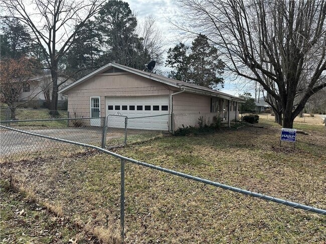 Building Photo - 101 Buffalo St