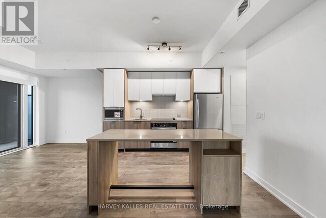 Photo du bâtiment - 1007 The Queensway