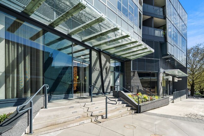 Building Photo - 2Bd/1.75Ba Bellevue Condo