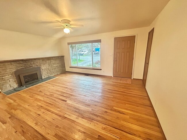 Foto del edificio - Beautiful Garden Entrance 4 bedroom home in Seattle, minutes away from major highways.