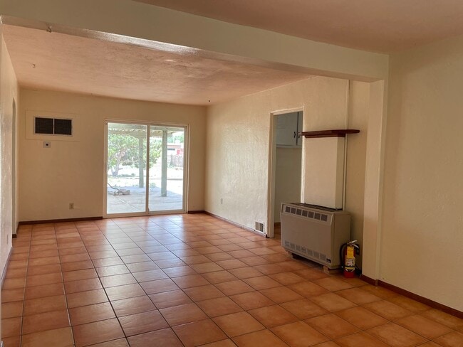 Building Photo - Bel-Air Neighborhood 2 Bed!