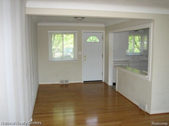 Building Photo - 2081 E Maple Rd
