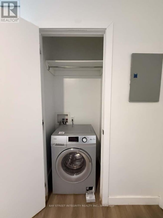 Building Photo - 678 Queen St E