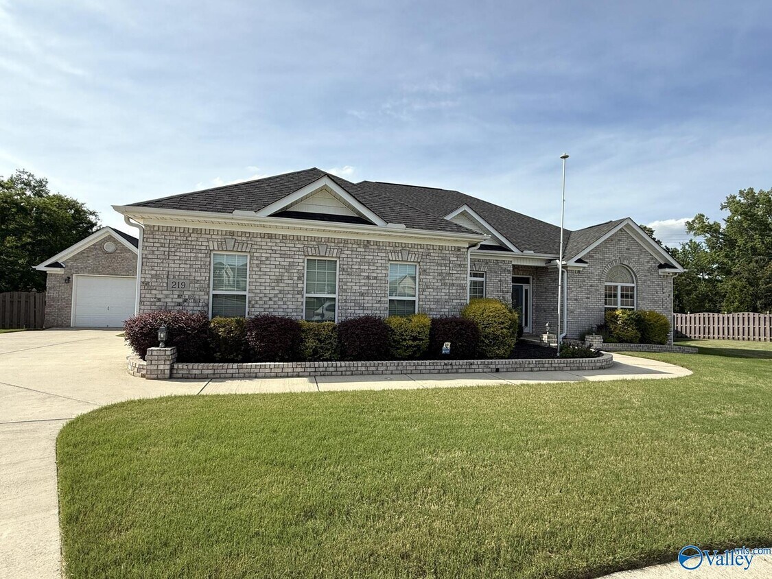 Foto principal - 219 Woodgrove Dr