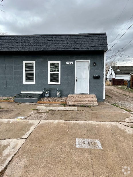 Building Photo - 710 Russell Ave