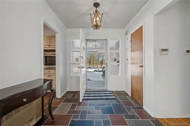 Building Photo - 38 Park Dr E