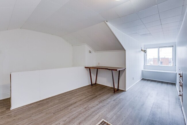 Building Photo - Available NOW- Charming 3 Bedroom Townhouse in the Heart of Mt. Oliver!