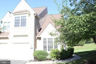 Building Photo - 323 Country Club Dr