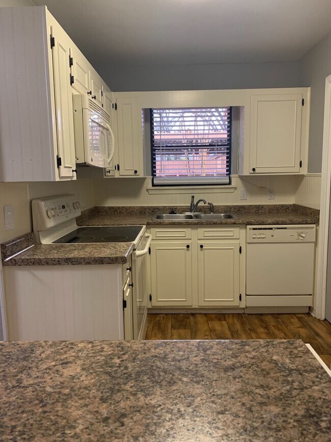 Building Photo - Beautiful Townhouse in Gated Community
