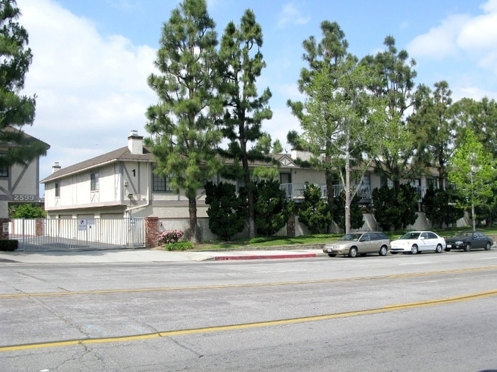 2599 Walnut Ave Unit 202, Signal Hill, CA 90755 Condo for Rent in